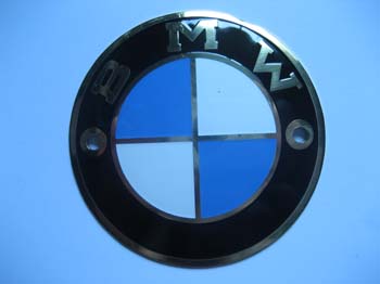 BM2 (escudo plano con aro plata, 60 mm diámetro)