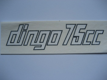 MO313 (leyenda Dingo 75 cc en color blanco con ribeteado negro)