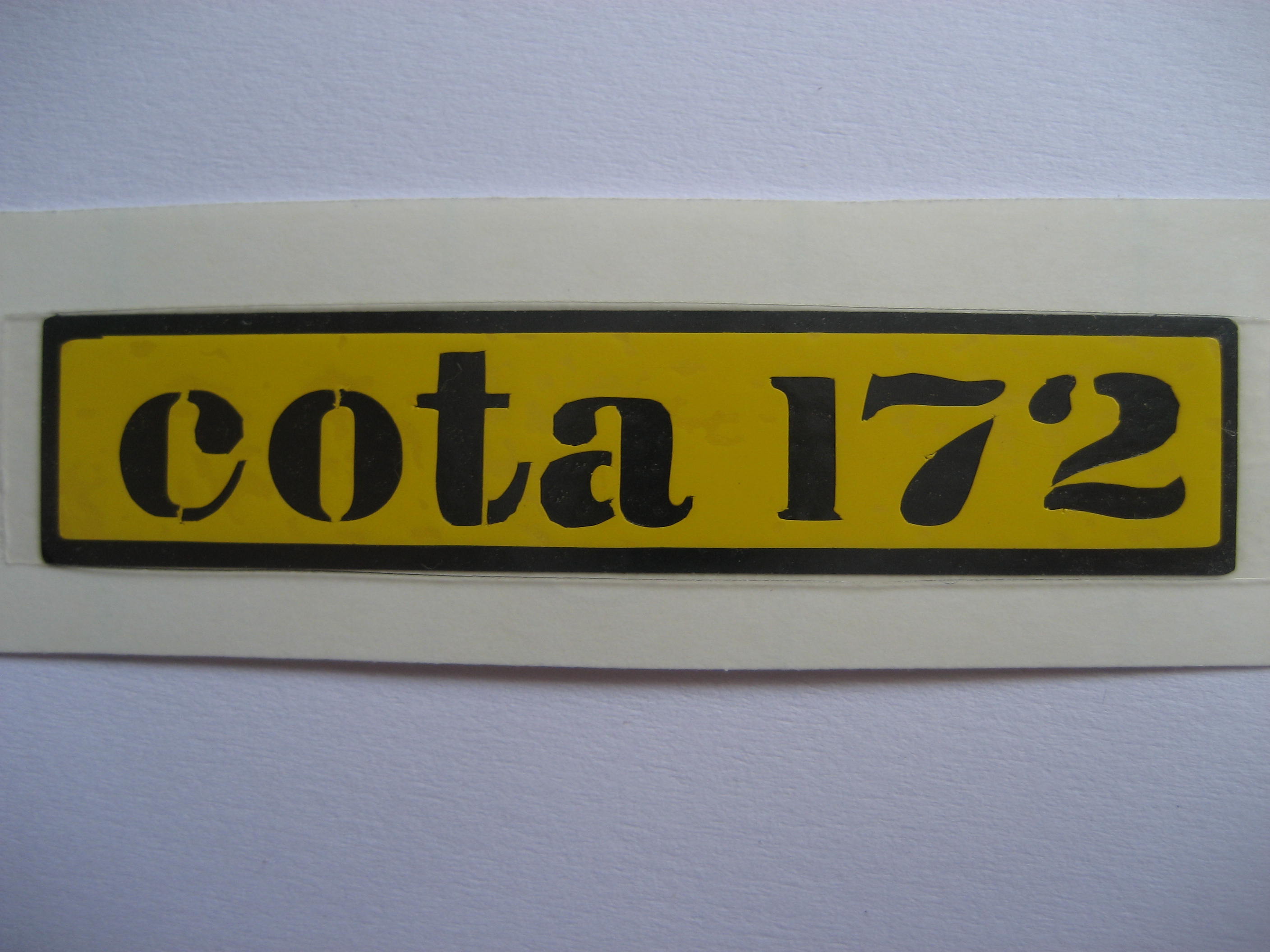 MO127B (leyenda Cota 172, texto negro sobre fondo amarillo)